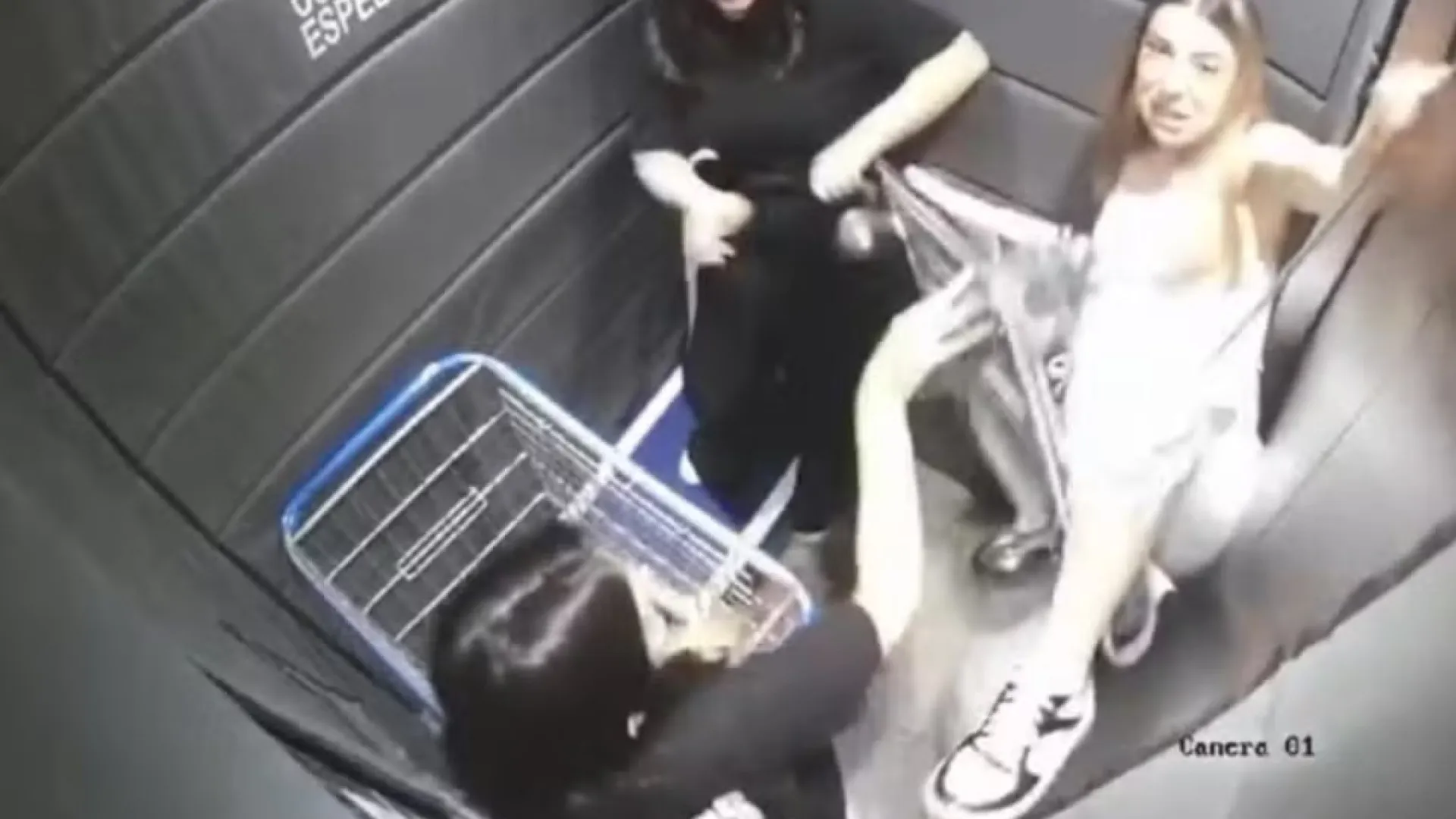 Jovem fica pendurada por corda dentro de elevador e é salva pelas amigas - img