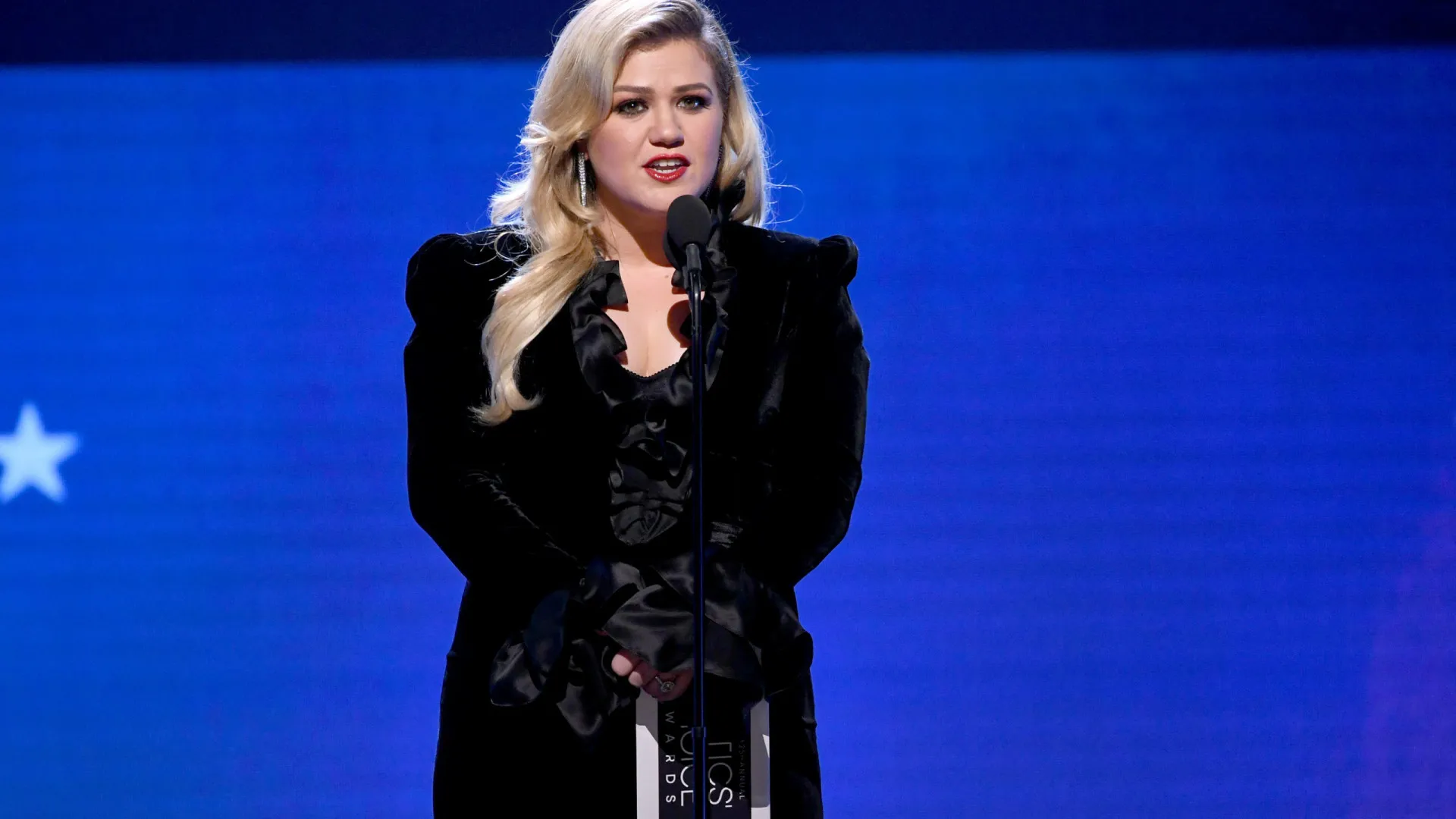 Kelly Clarkson não comparece ao seu talk show há mais de uma semana - img