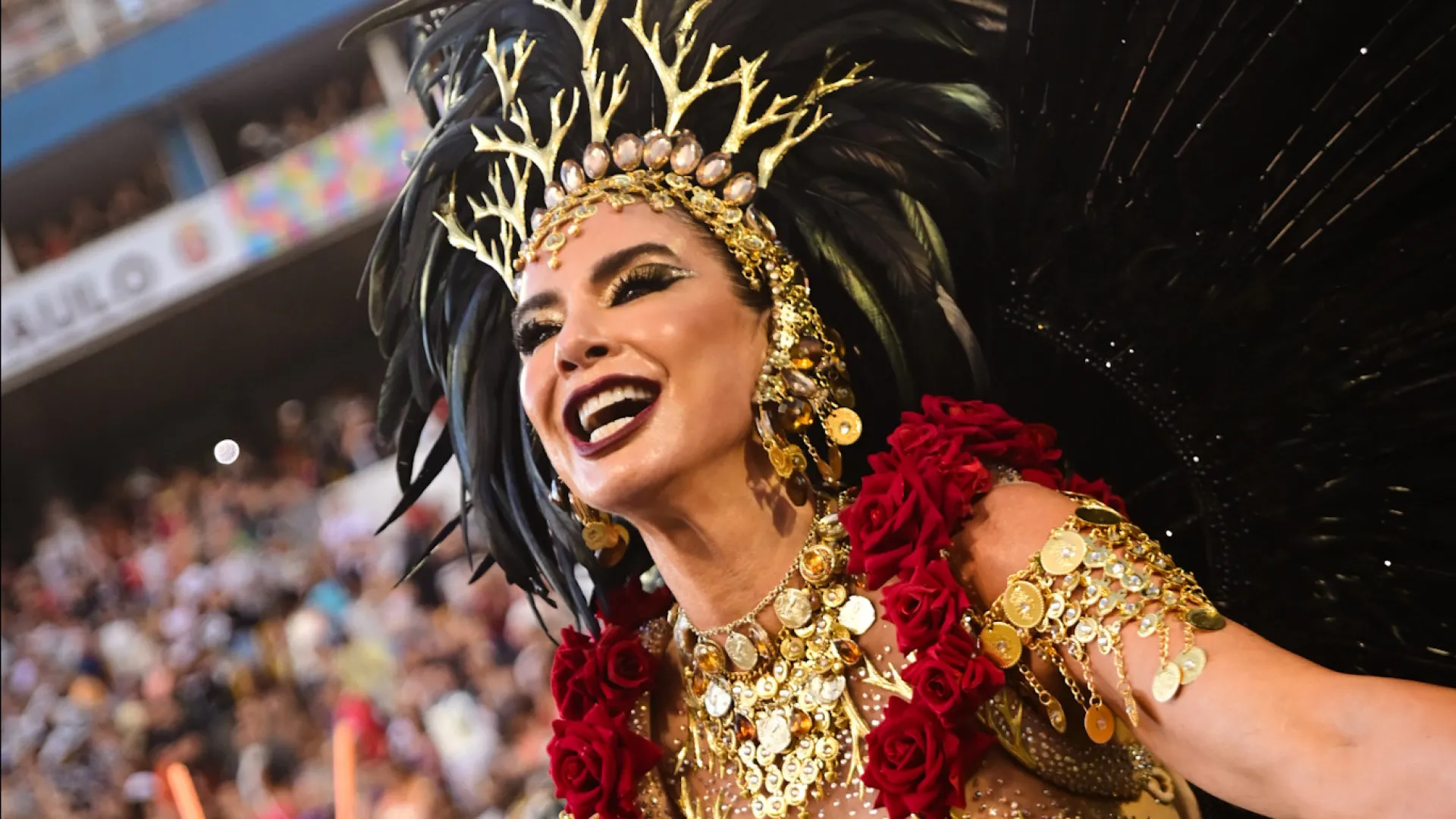 Luciana Gimenez volta a desfilar com a bateria do Vai-Vai - img