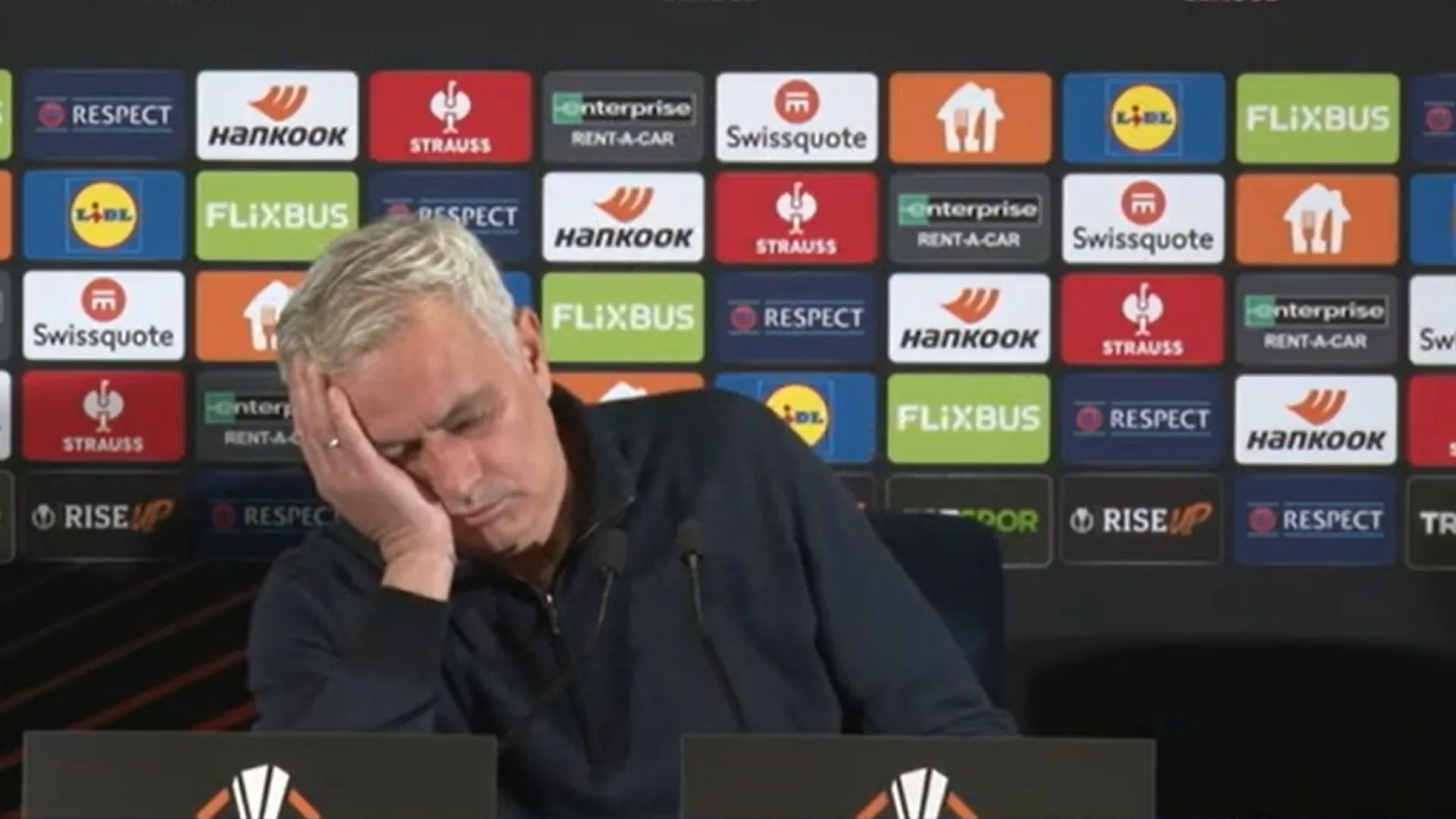 Mourinho ironiza coletiva e finge dormir durante pergunta de jornalista - img
