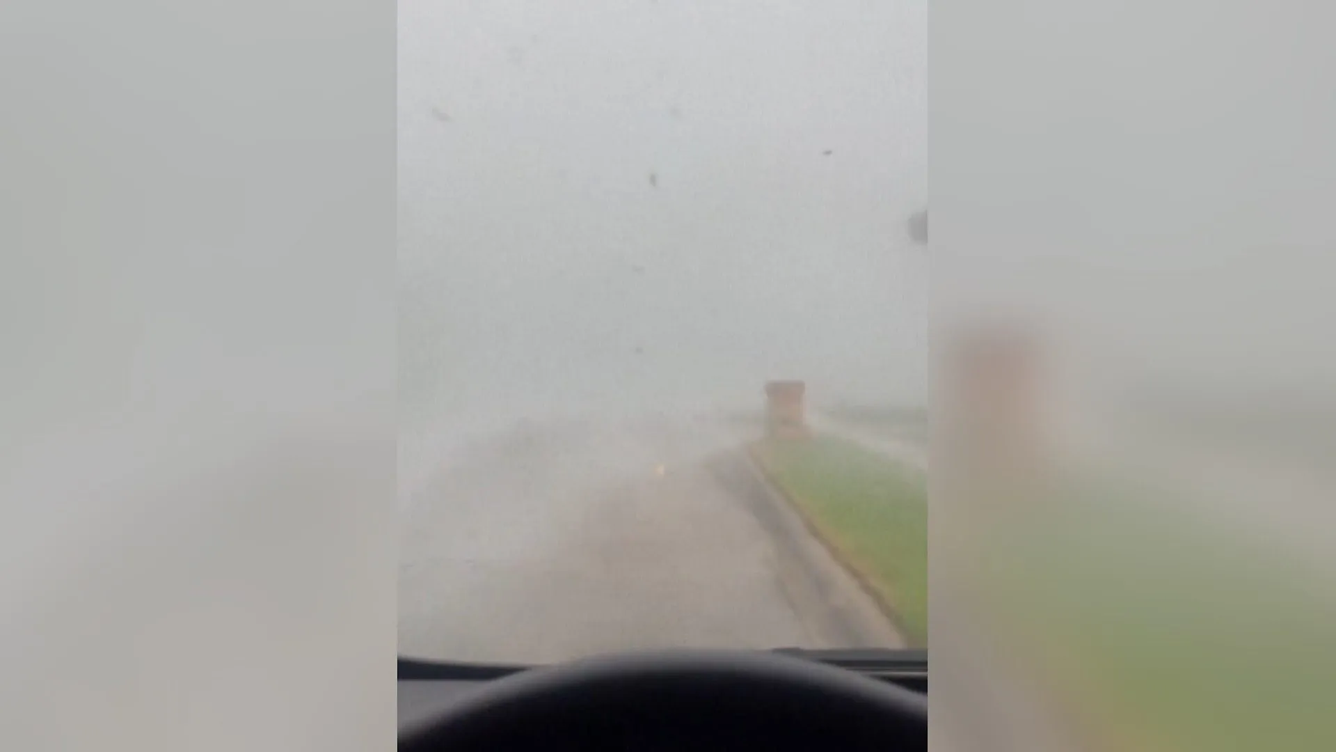 Mulher é surpreendida por tornado enquanto dirigia na Flórida - img
