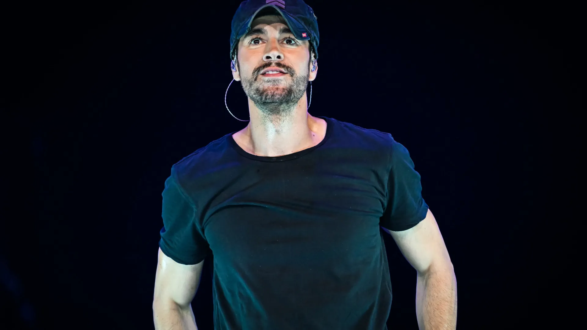 Mulher perde dinheiro após acreditar viver romance com Enrique Iglesias - img