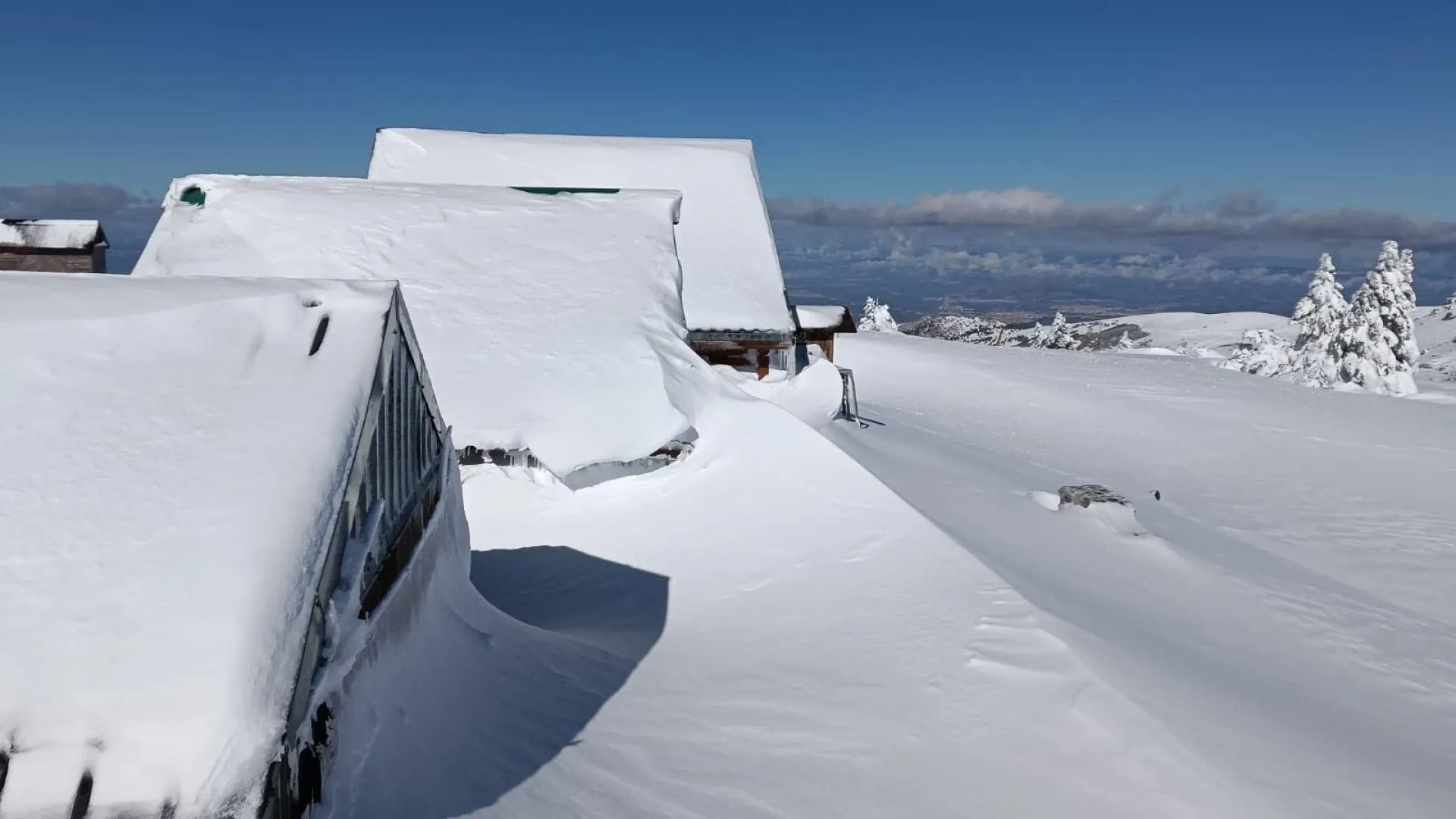 Neve cobre Espanha e gera alertas com imagens encantadoras; veja - img