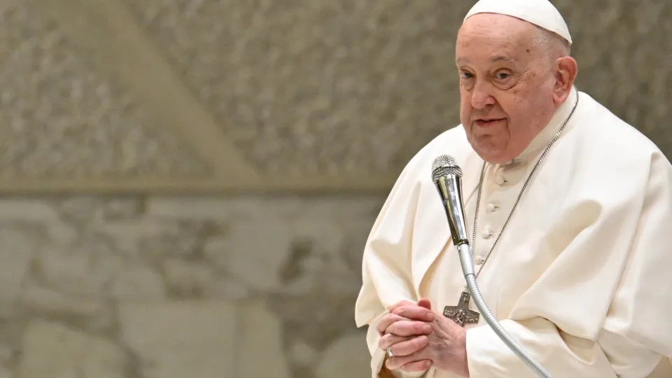 Papa Francisco aparece à janela de hospital em Roma - img