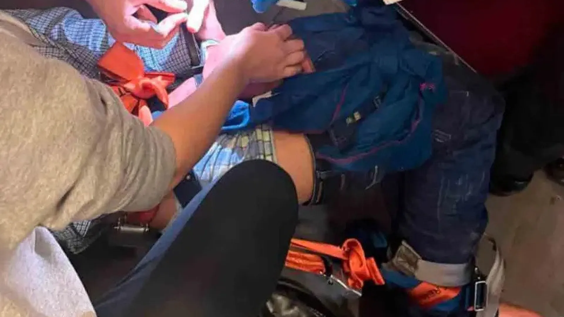 Passageiro tenta abrir porta de avião em pleno voo e causa pânico a bordo - img