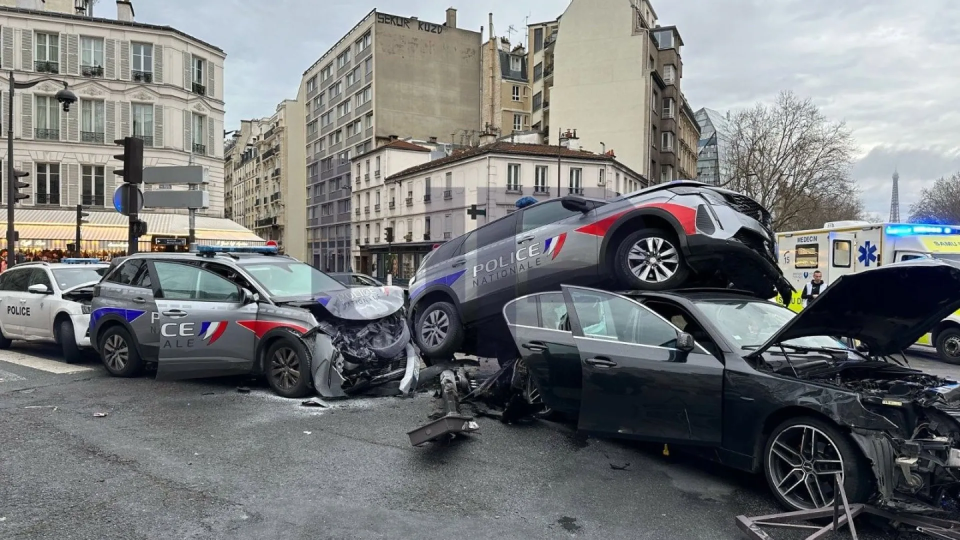 Perseguição acaba com 10 policiais feridos e 4 carros destruídos em Paris - img