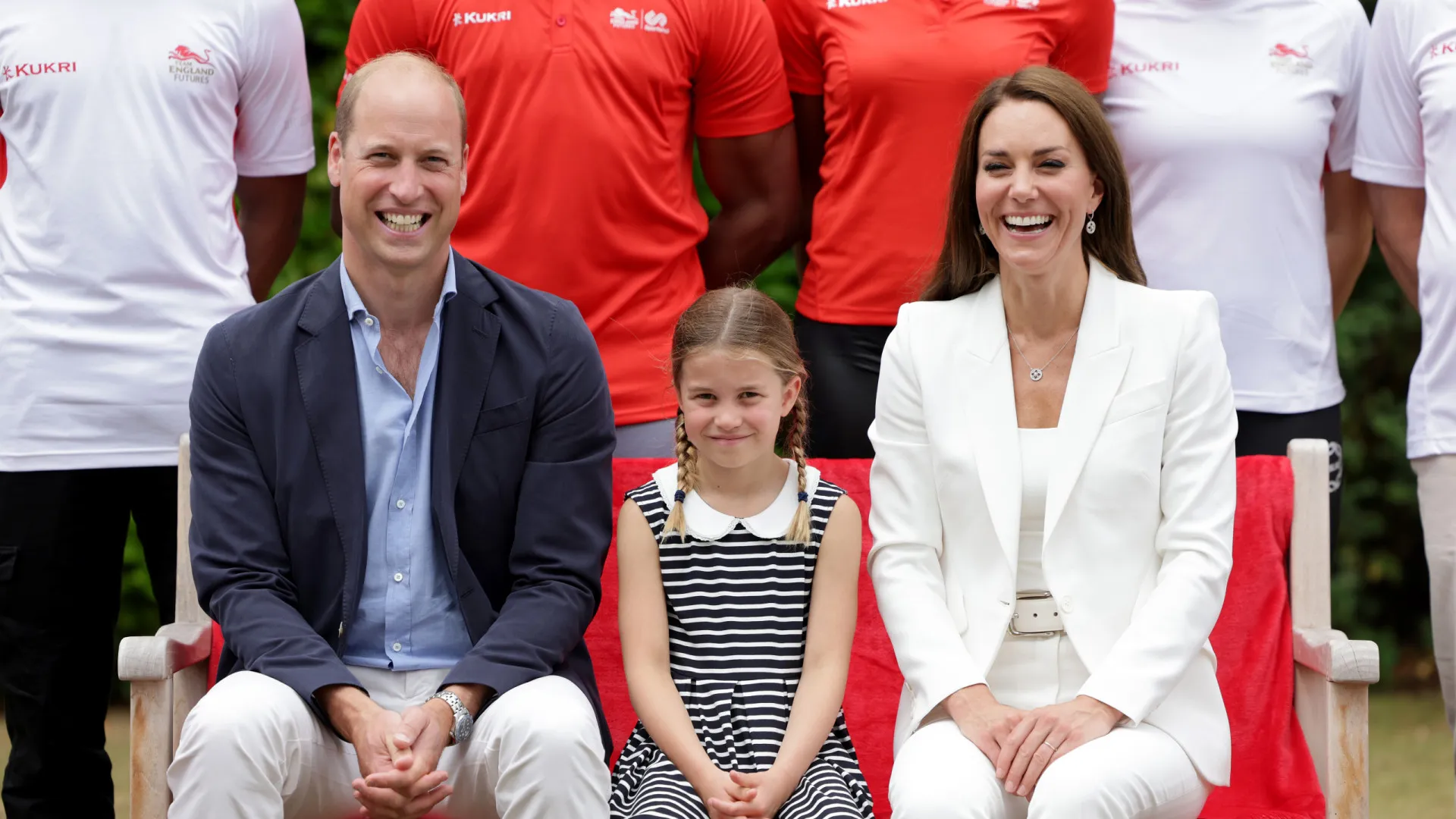 Príncipe William cita Charlotte ao receber pulseira em visita à Estônia - img