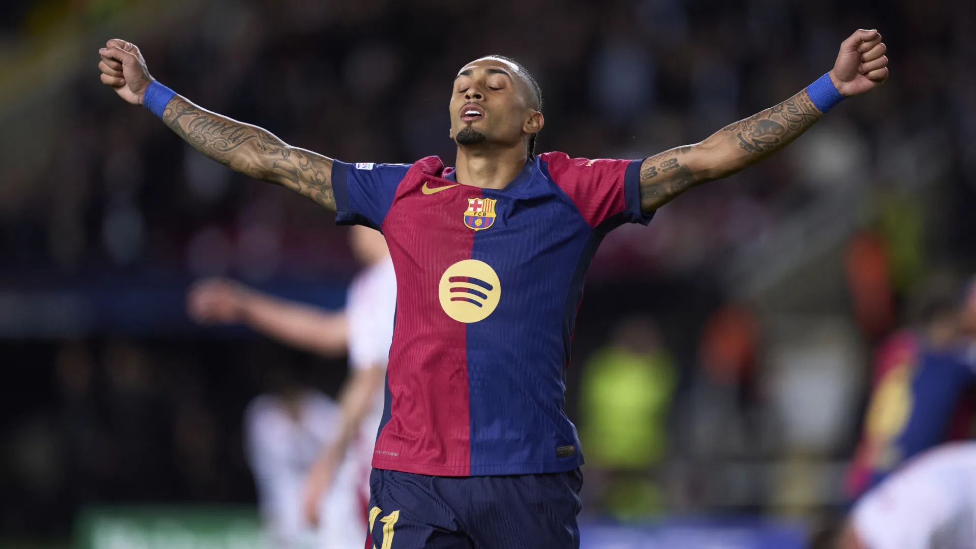 Raphinha supera Rivaldo, Kaká e Neymar e leva Barça às quartas da Champions - img