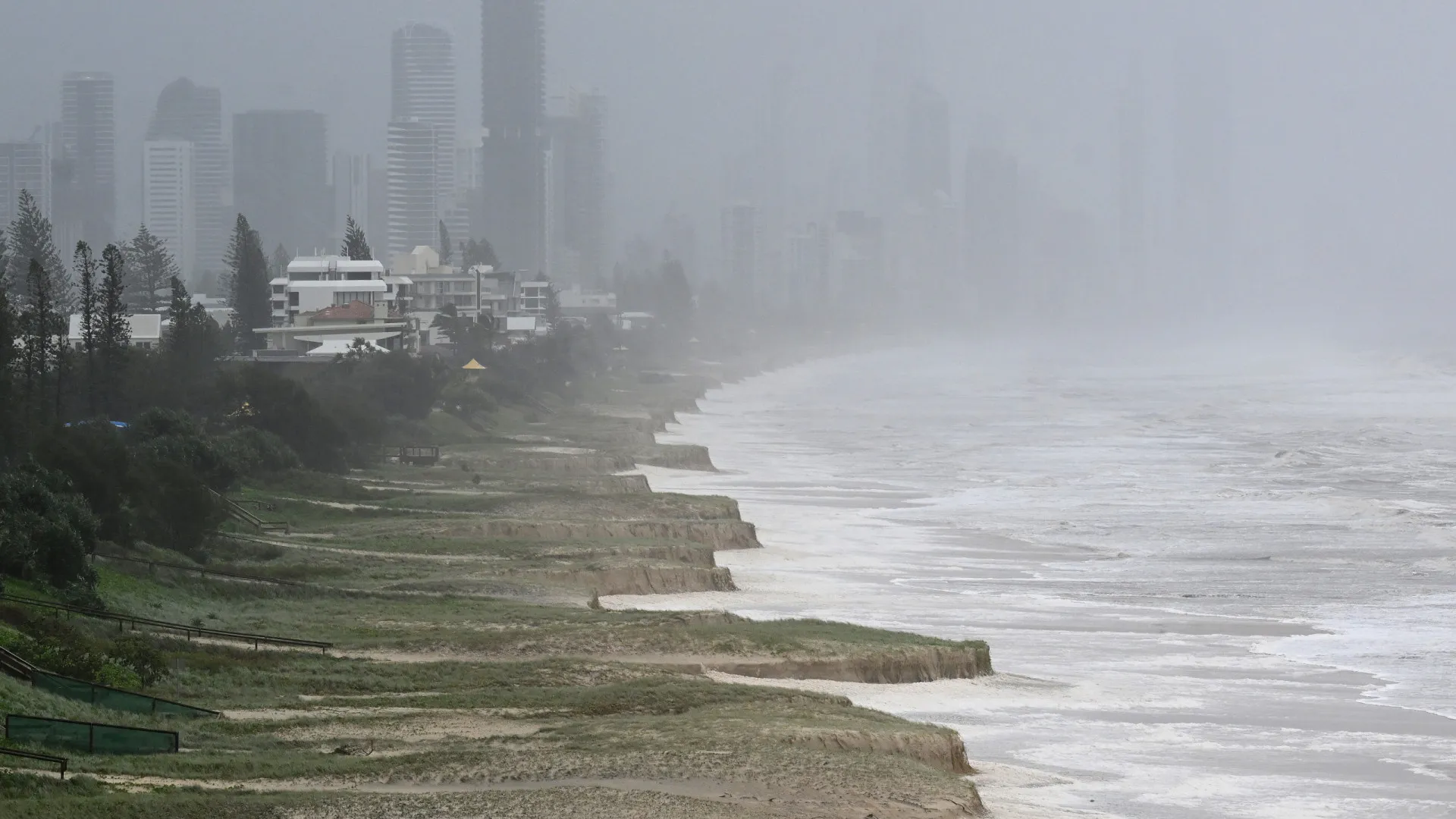 Tempestade Alfred deixa quase 330.000 casas sem eletricidade na Austrália - img