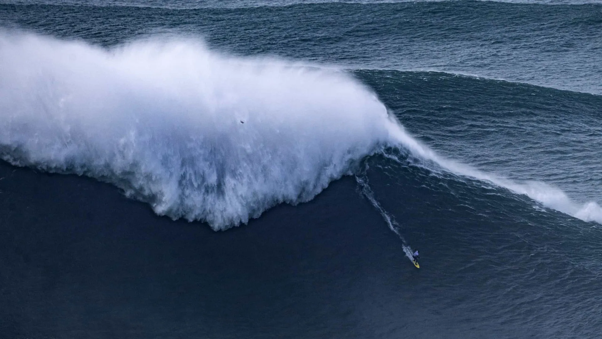 Tempestade dificulta dia de competição do Circuito Mundial de Surfe em Portugal - img