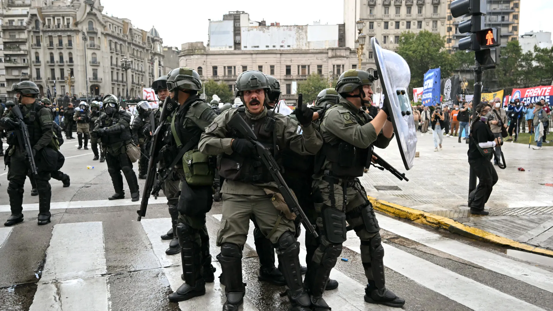Operação policial de Milei desinfla manifestação uma semana após ato violento - img