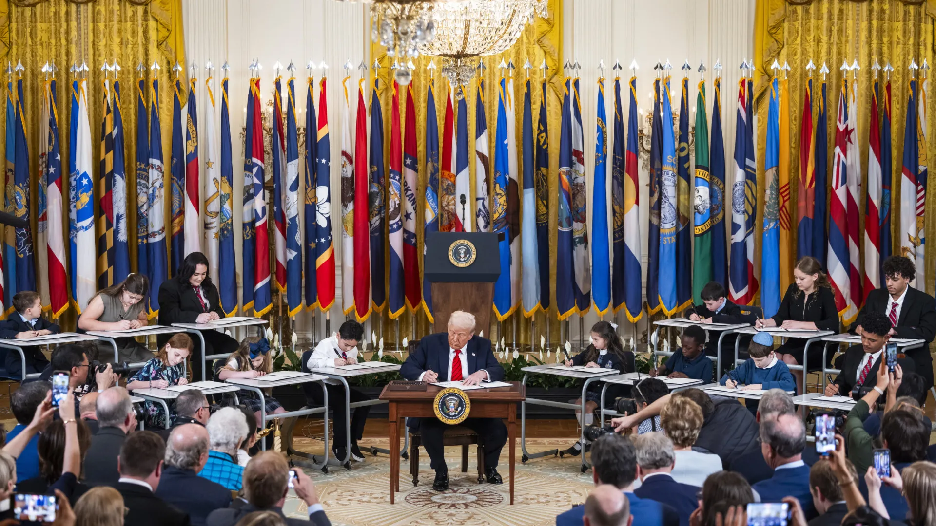 Trump assina ordem executiva para extinção do Departamento de Educação - img