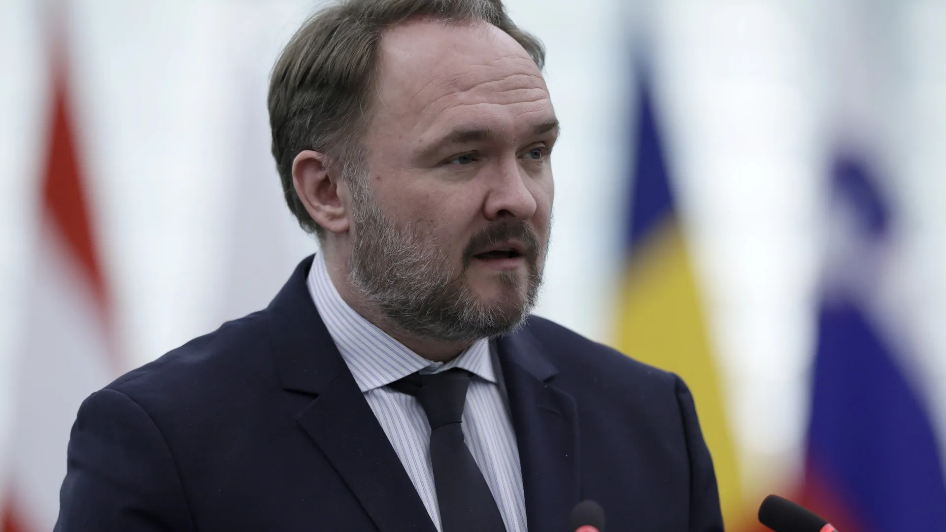 UE acelera plano para cortar combustíveis fósseis russos até 2027 - img