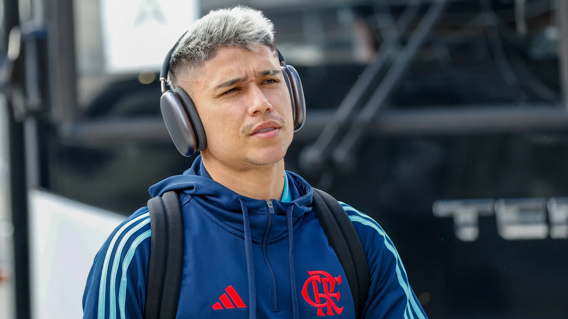 Varela vê brecha em 'lado oposto', agrada e recupera espaço no Flamengo - img