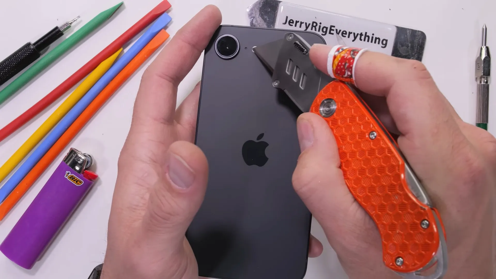 Veja o teste de resistência ao iPhone 16e! Será que passou? - img