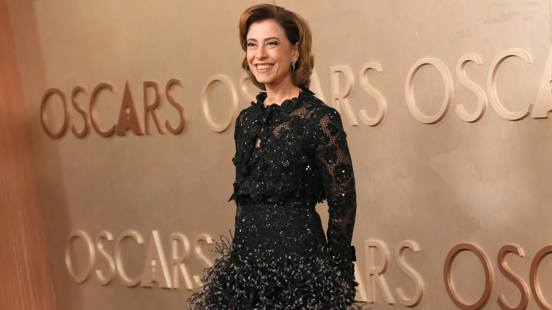 Vestido de Fernanda Torres do Oscar levou 450 horas para ser feito - img