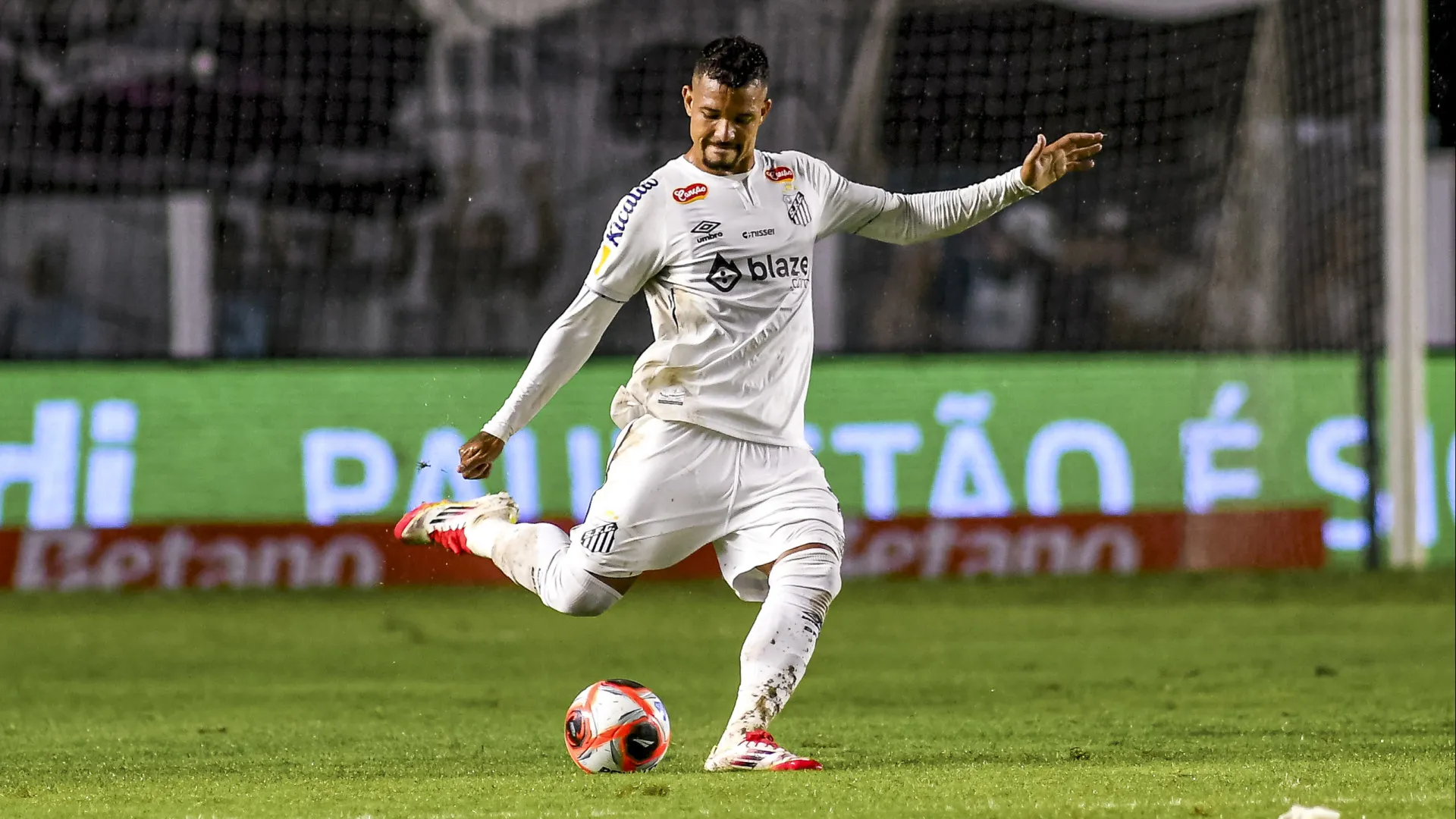 Zagueiro do Santos barrado por Diniz supera desconfiança e é 'solução barata' - img