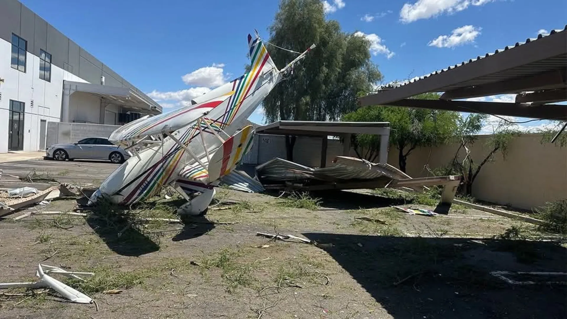 Aeronave colide com portão no Arizona; piloto teve ferimentos leves - img