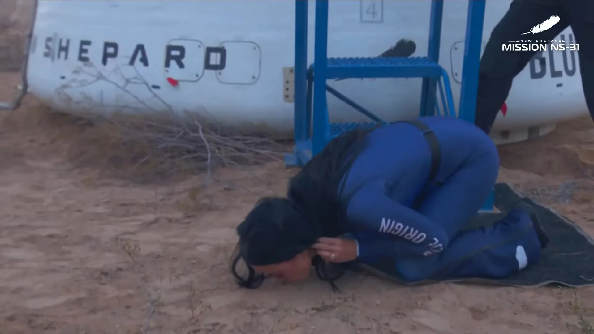 Após voo da Blue Origin, Katy Perry beija o chão - img