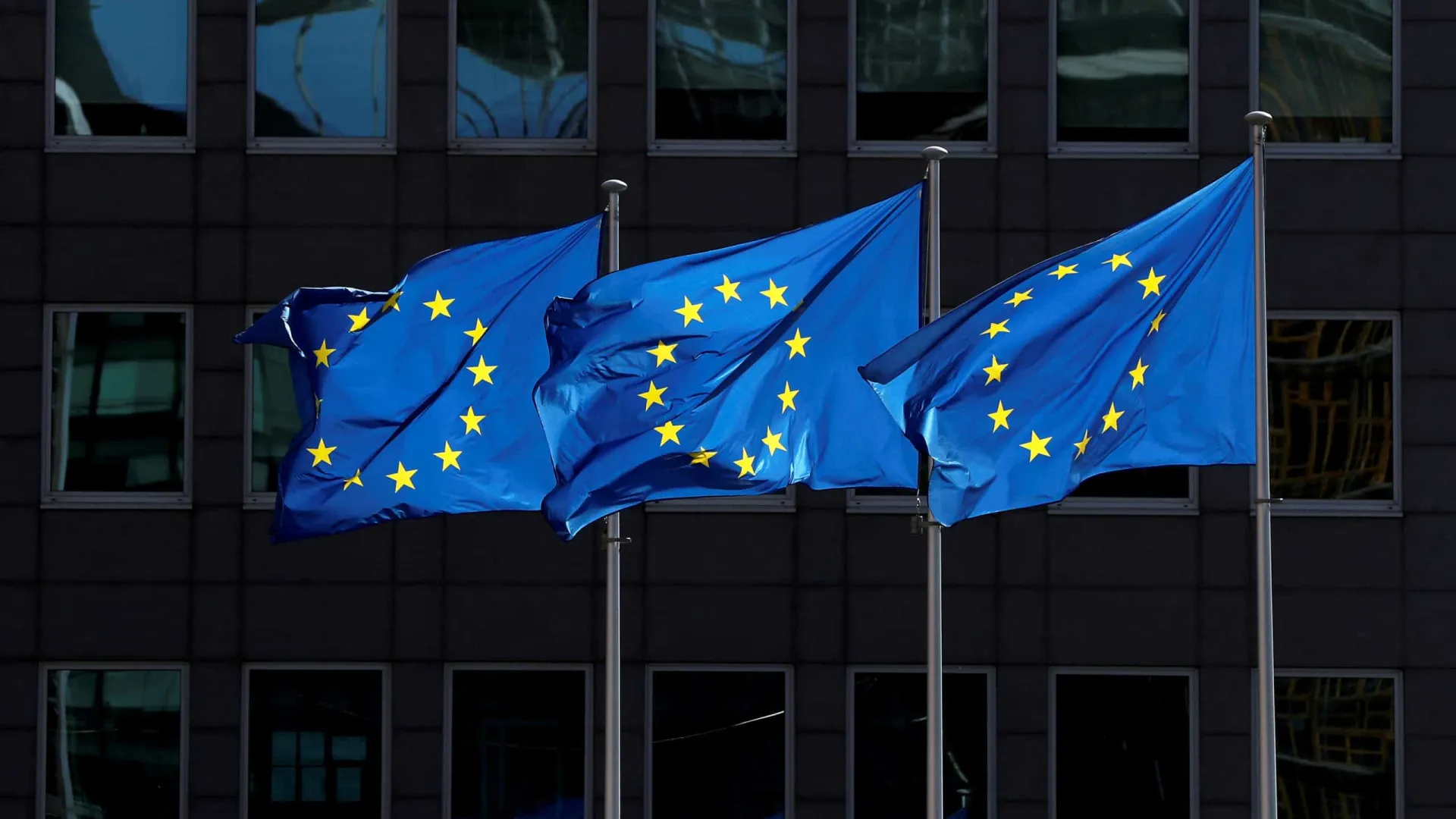 Apple e Meta são multadas na Europa; valor chega aos R$ 4,6 bilhões - img