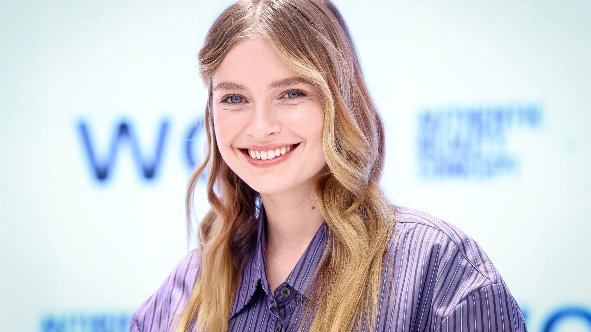 Camille Razat decide deixar série 'Emily in Paris' para 'explorar novos horizontes' - img