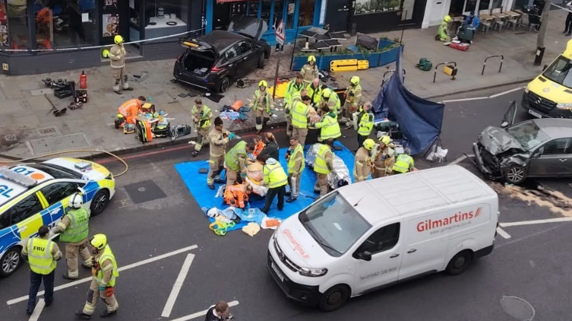 Carro invade área externa de café após acidente com 3 veículos em Londres - img