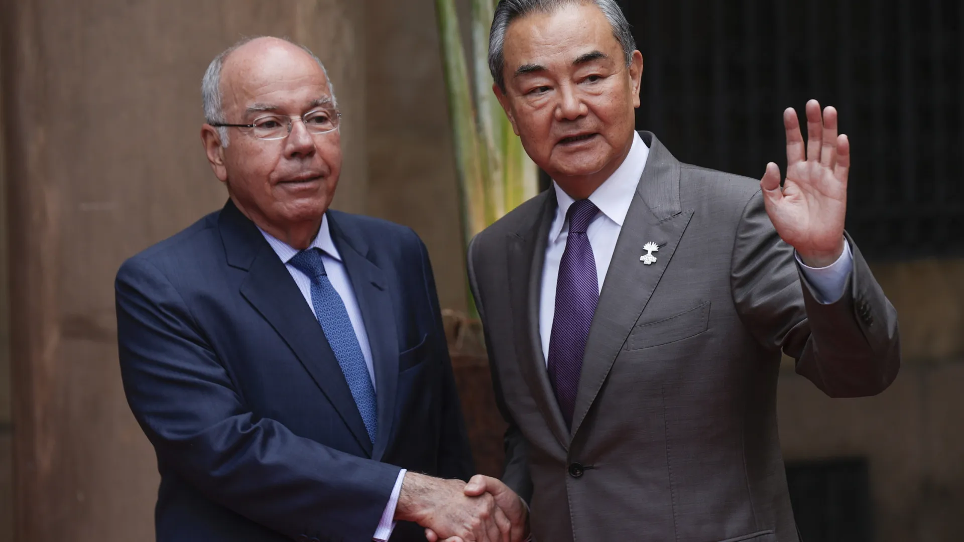 Ceder fará com que os EUA "queiram tirar mais vantagem", diz MNE chinês - img