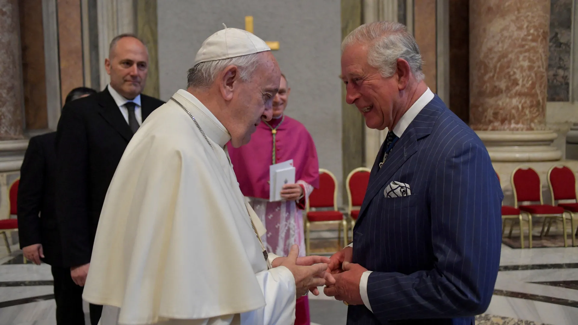 Charles III reage à morte do Papa: "Compaixão e compromisso incansável" - img