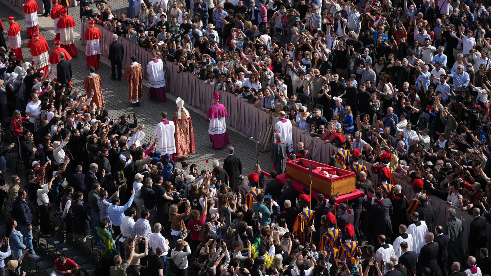 Corpo do Papa Francisco é levado à Basílica de São Pedro; veja as imagens - img