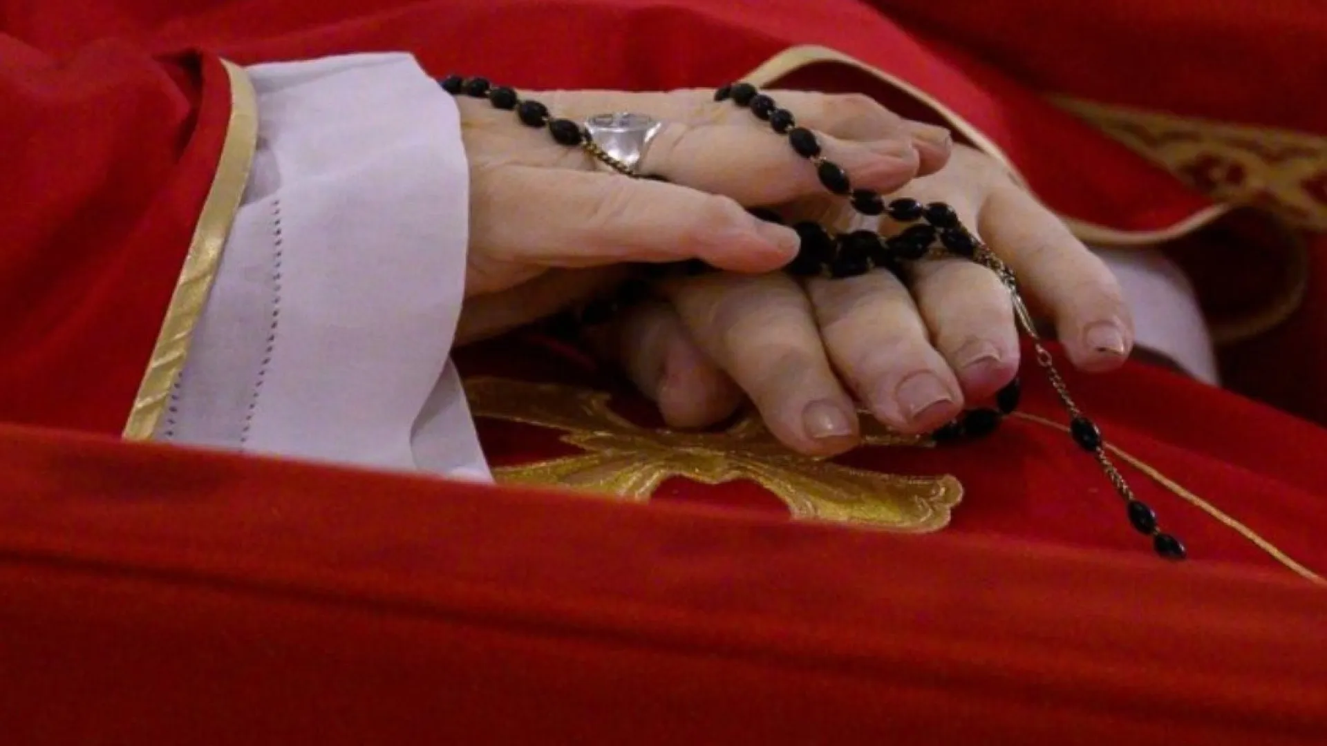 Corpo do Papa Francisco "está como morreu", diz biógrafo Austen Ivereigh - img