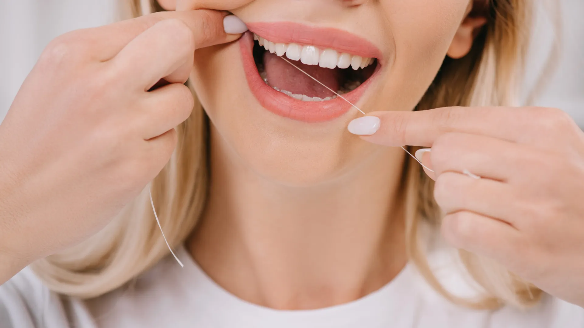 Devemos passar o fio dental antes ou depois de escovar os dentes? - img