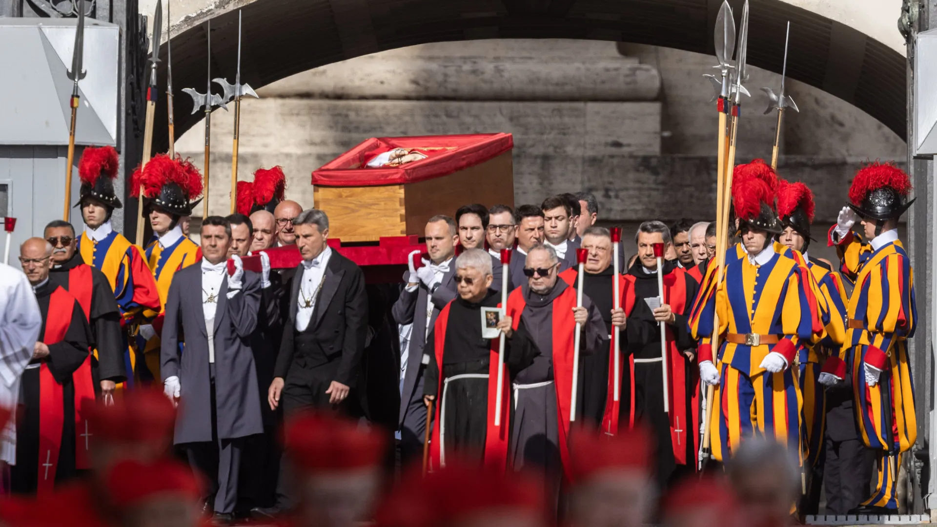 Dia do fim do fascismo na Itália coincide com velório do papa - img