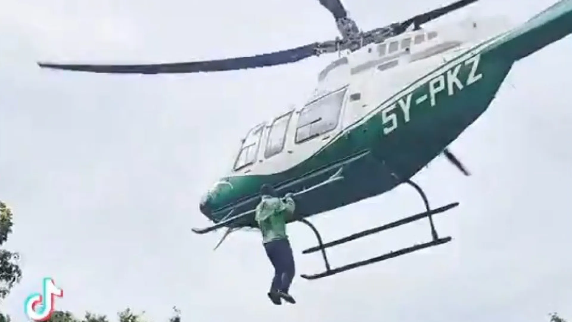 Homem é preso por agarrar helicóptero para 'pegar carona' no Quênia - img
