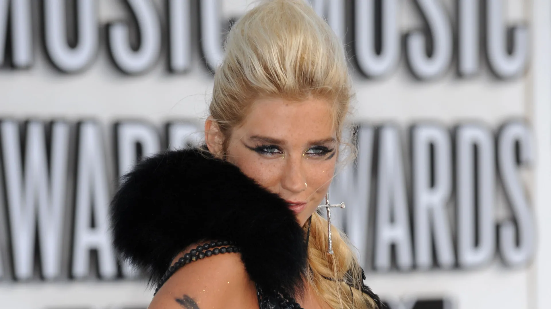 Kesha fala de noivado discreto e revela motivo de separação - img