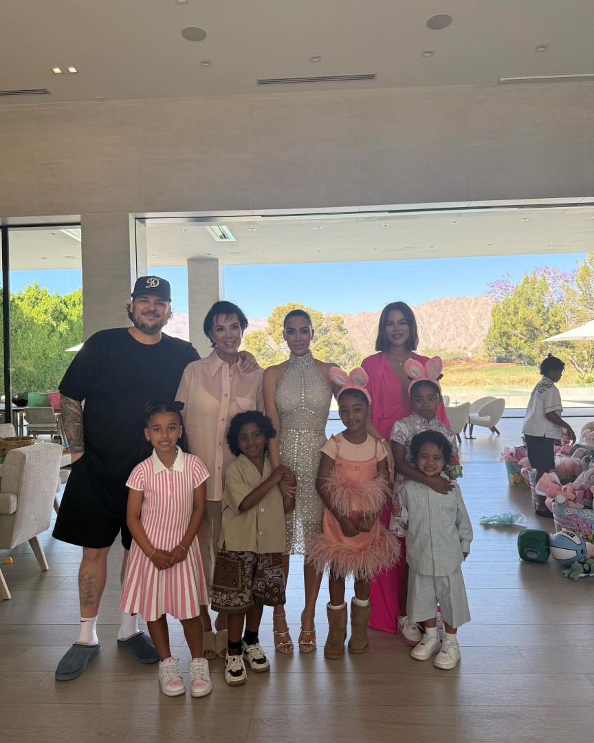Kim Kardashian se destaca com vestido transparente e cheio de cristais - img