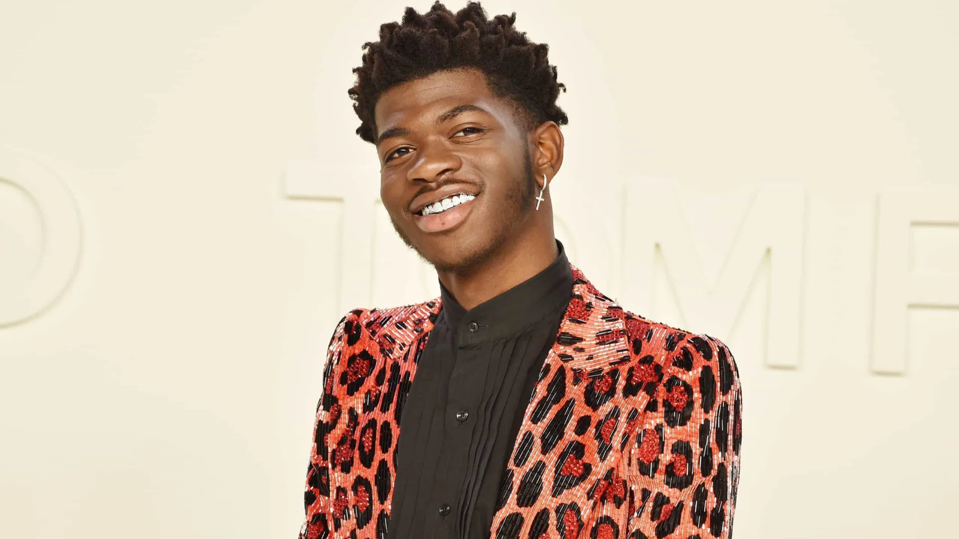 Lil Nas X, do hit 'Old Town Road', é flagrado de cueca na rua e internado - img