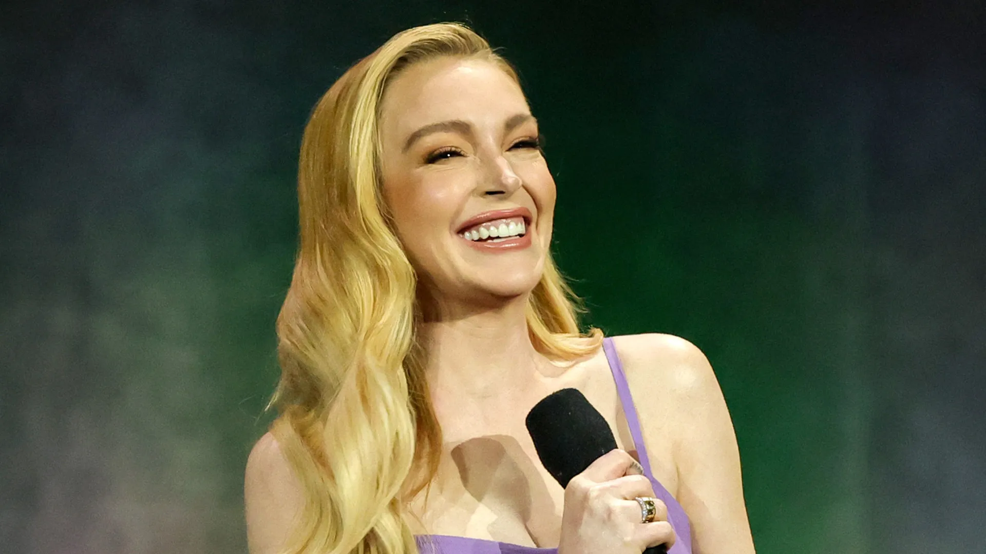 Lindsay Lohan surge radiante com vestido e bolsa Chanel - img