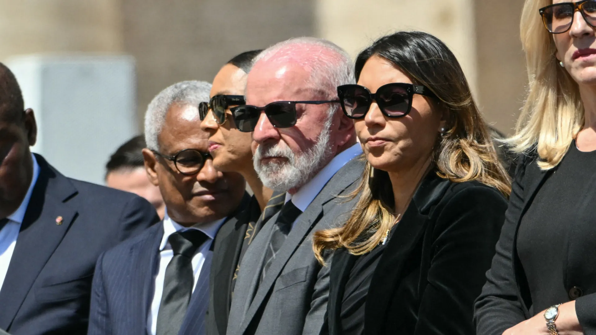 Lula e Janja chegam ao espaço destinado a autoridades no funeral do Papa - img