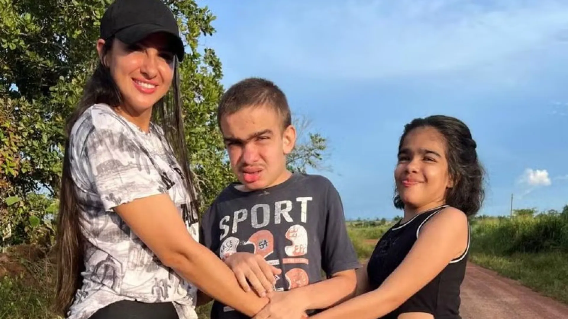Mãe compartilha rotina com filhos que têm "Alzheimer infantil" - img