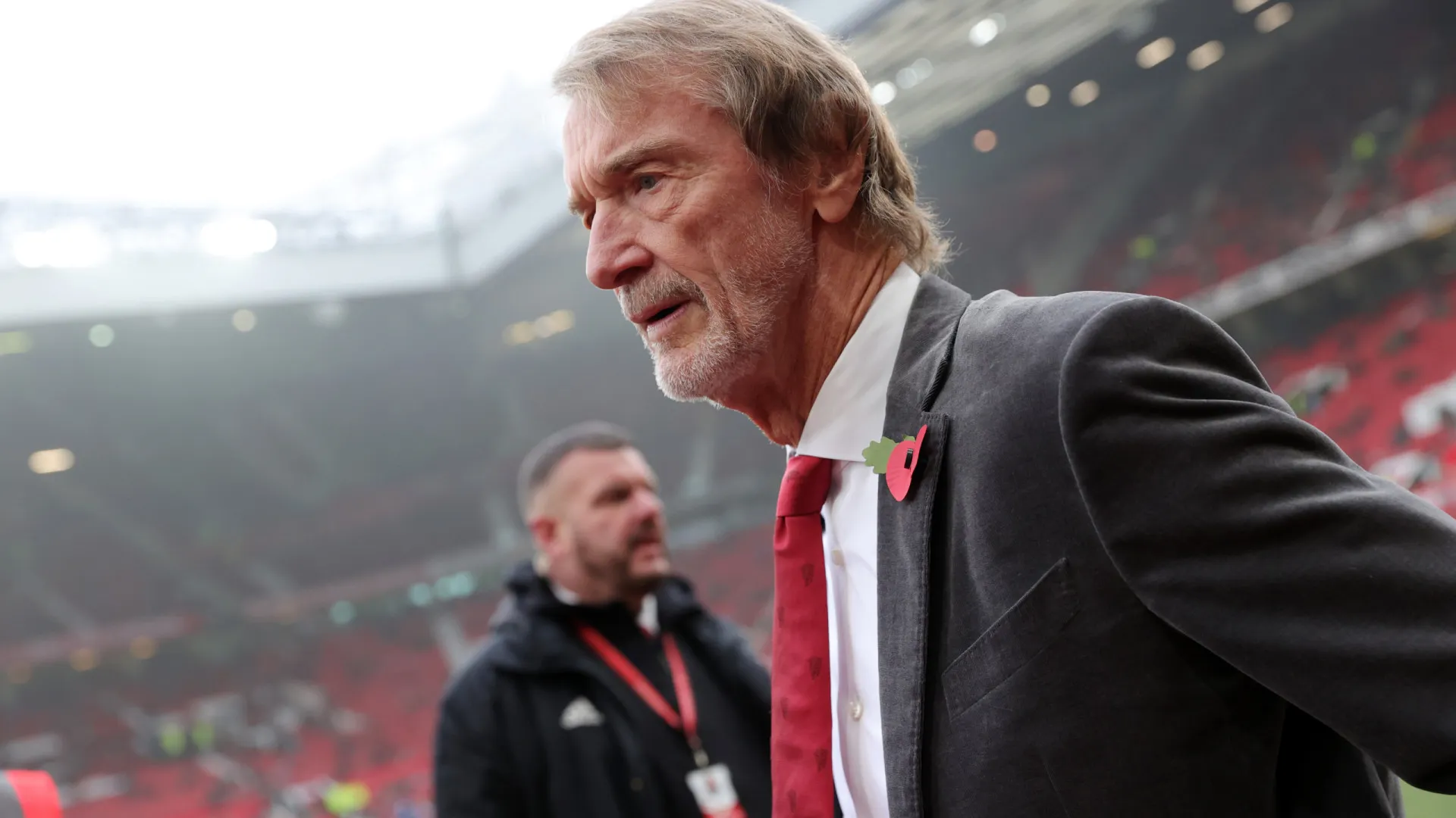 Manchester United prepara demissão de 200 funcionários para cortar custos - img