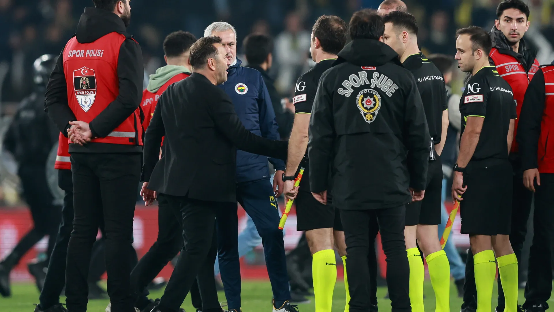 Mourinho aperta nariz de técnico rival após derrota do Fenerbahçe; veja - img