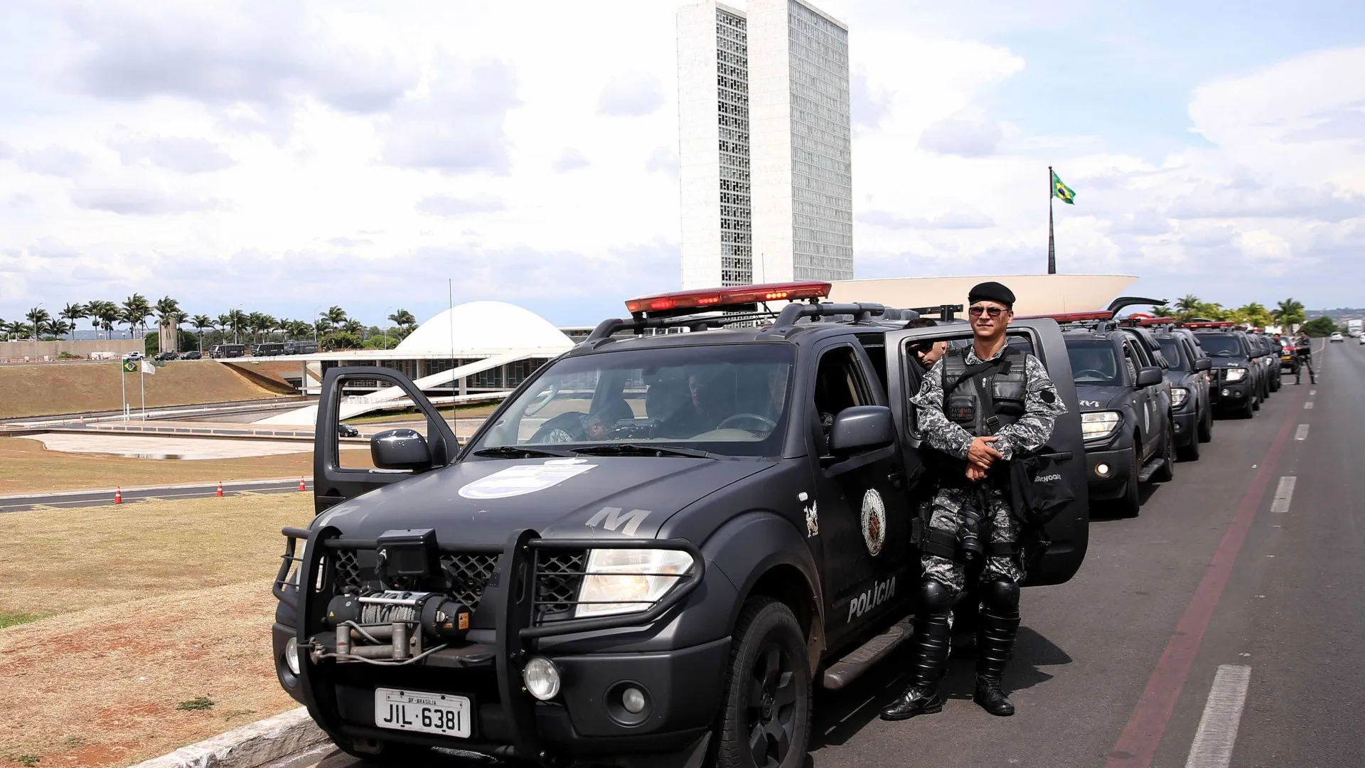 Polícia atira bombas de gás em marcha de indígenas em frente ao Congresso - img