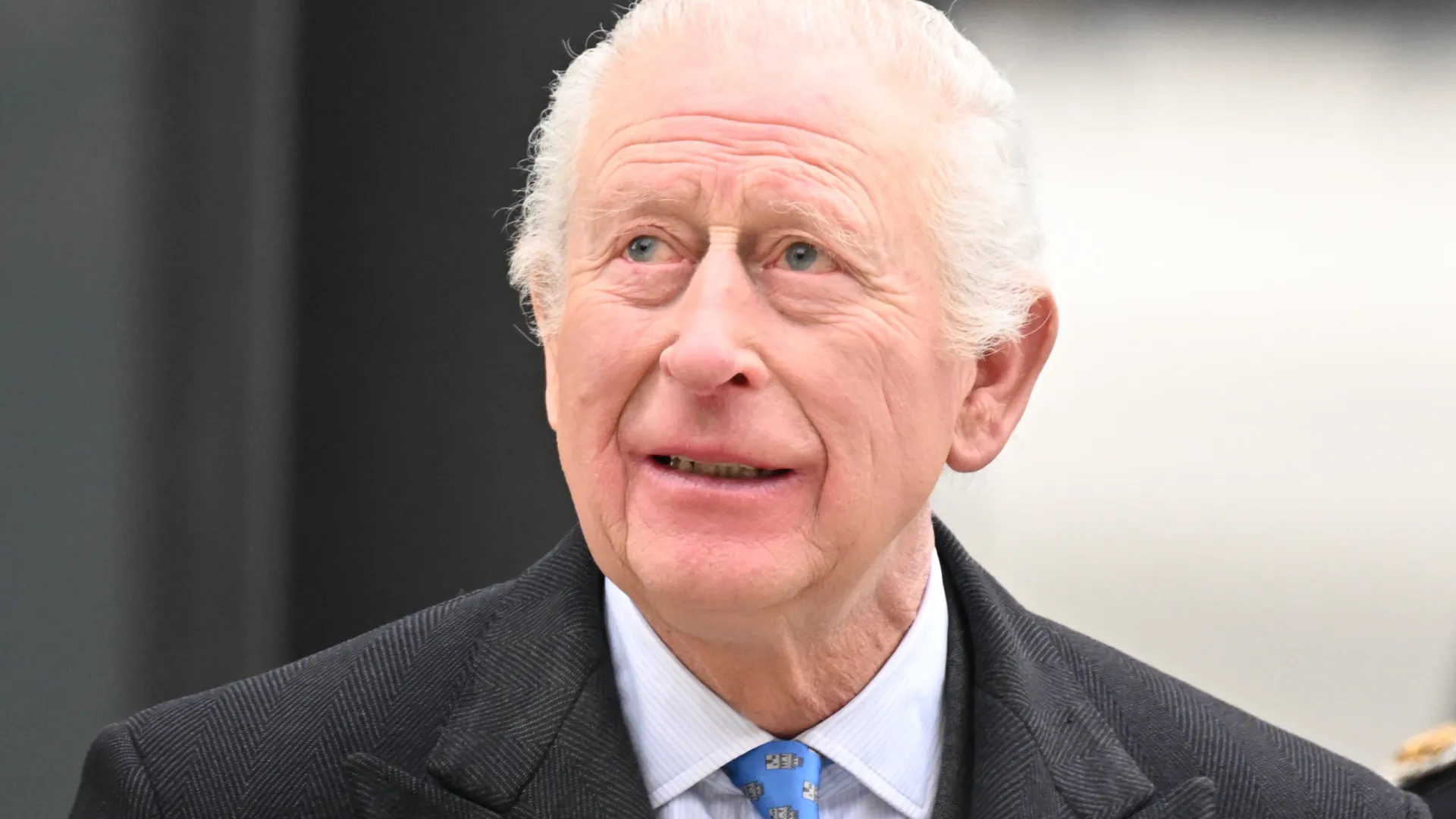 Porque é que o rei Charles III não vai ao funeral do Papa Francisco? - img