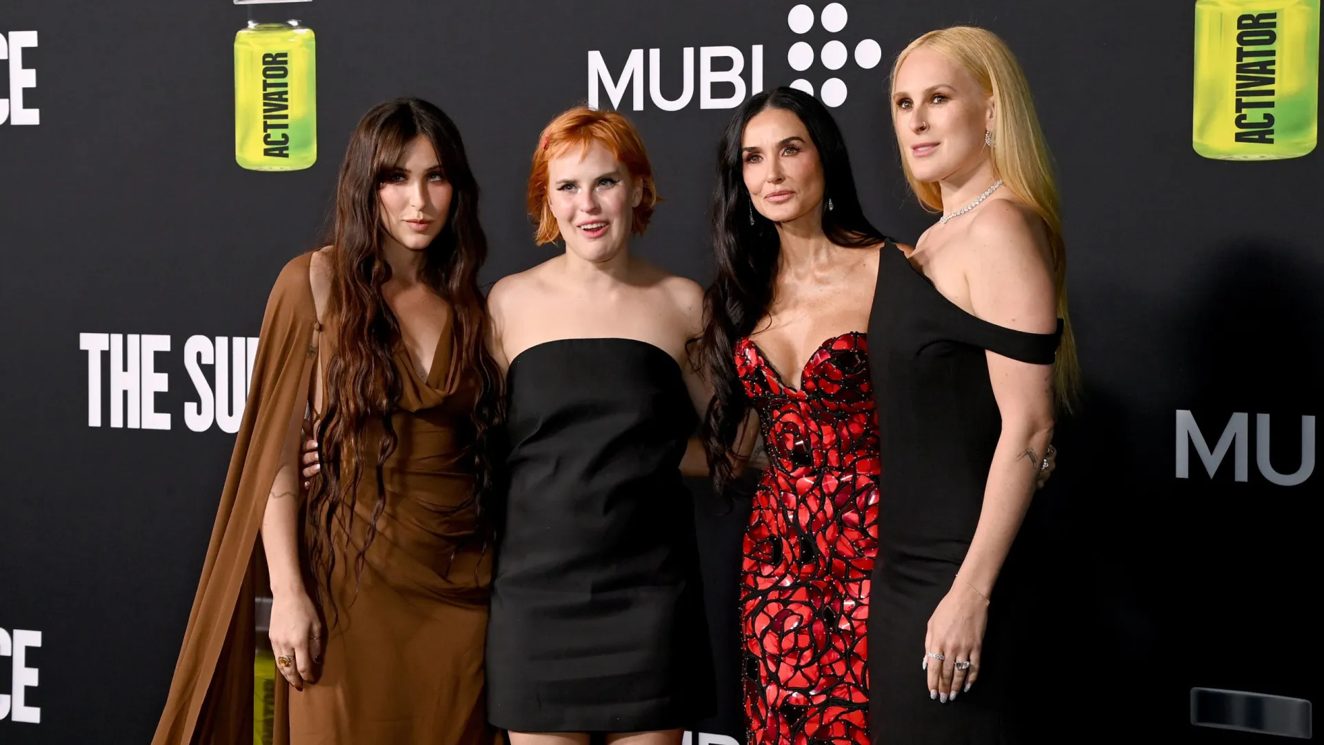 Rumer Willis revela que ainda toma banho com as irmãs e dorme com a mãe - img