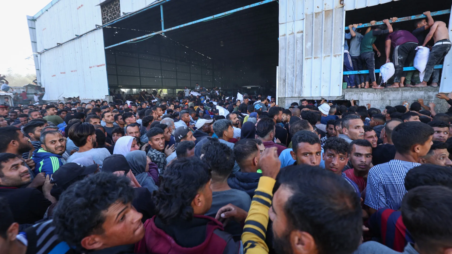'Pessoas famintas' invadem armazém em Gaza; há registro de mortos - img