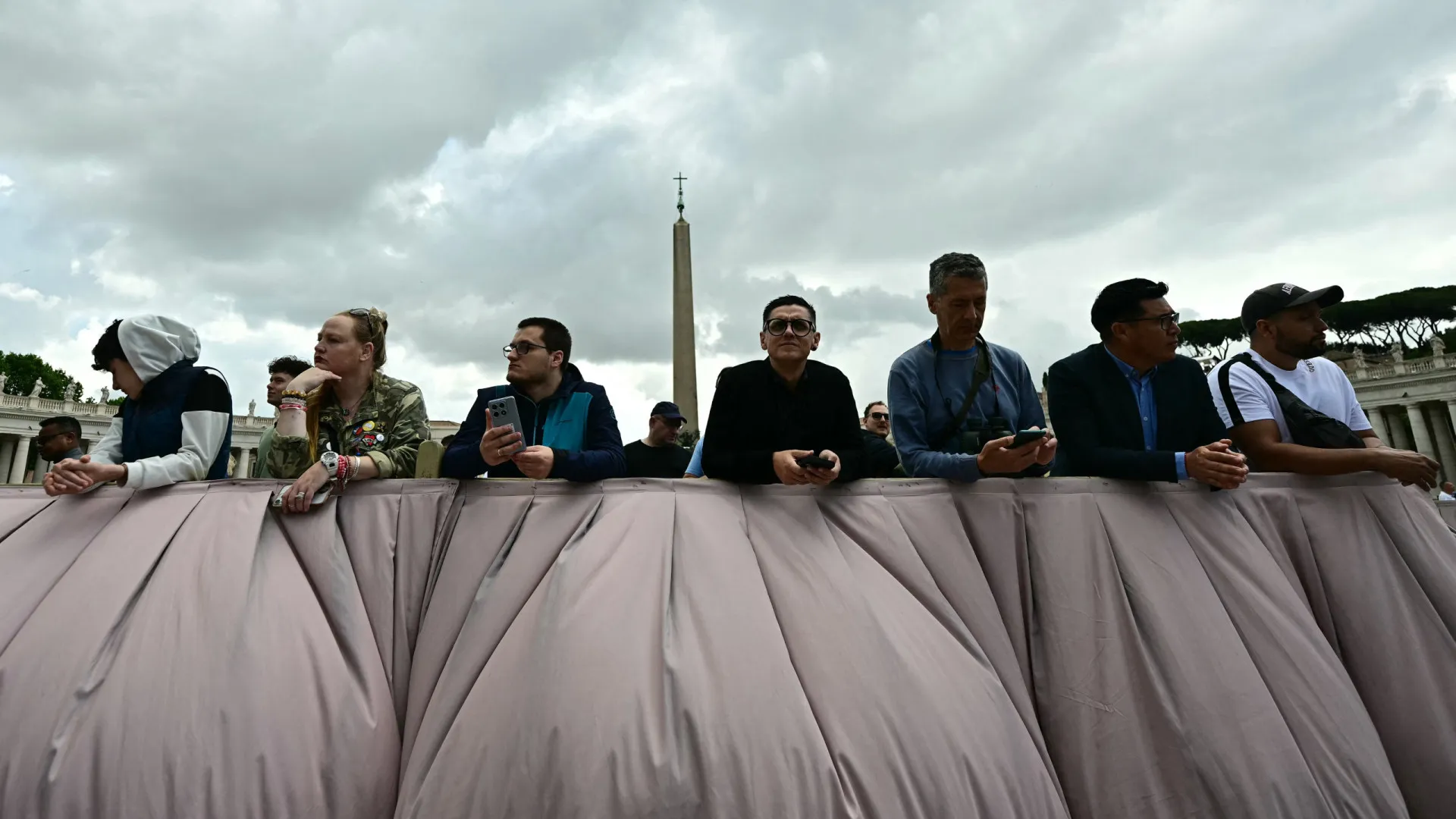 2º dia do conclave atrai milhares ao Vaticano; veja as imagens - img