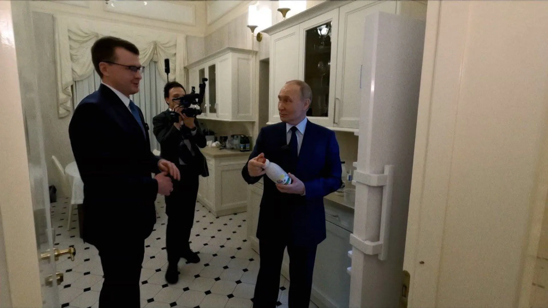 Academia e portas com ouro: Putin faz visita guiada em uma de suas casas - img