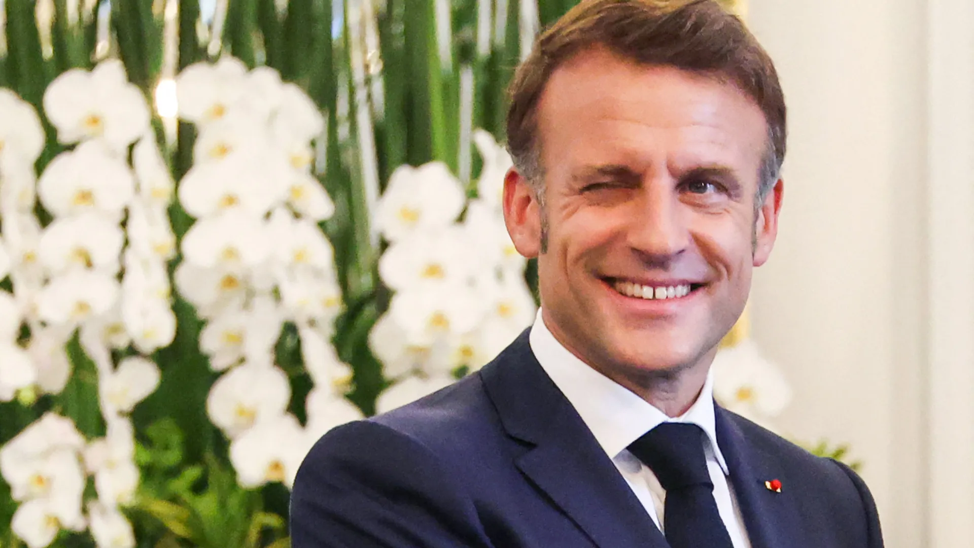 Após polêmica, Macron divulga vídeo mostrando cumplicidade com Brigitte - img