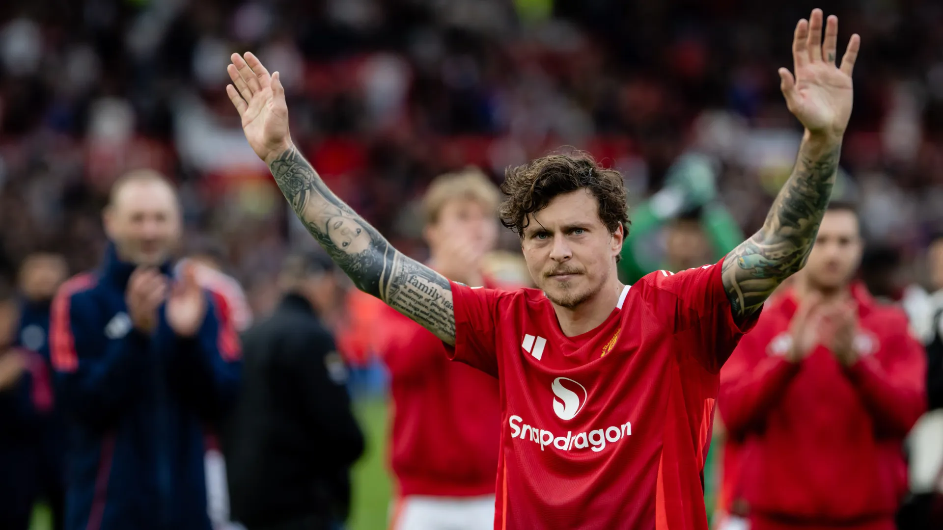 Após vitória, Manchester United anuncia três saídas marcantes - img