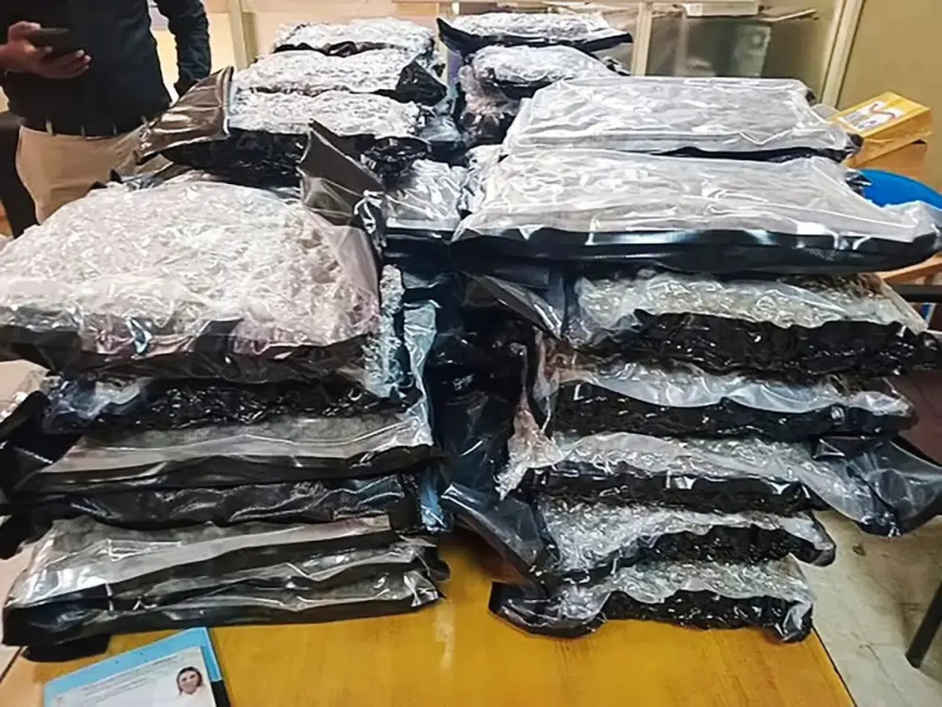 Britânica é presa no Sri Lanka com droga feita de ossos humanos - img